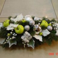 нов комп на стол с яблоками