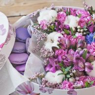 Коробка с цветами и печеньем