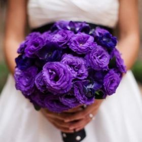 свадебный из фиолетовой эустомы